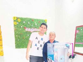 El presidente de la Fundación Carlos contigo entrega premios al papa ganador en el día del padre