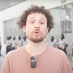 Insultan a Luisito Comunica en la marcha contra la gentrificación en la CDMX