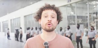 Insultan a Luisito Comunica en la marcha contra la gentrificación en la CDMX