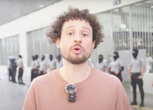 Insultan a Luisito Comunica en la marcha contra la gentrificación en la CDMX