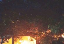 Voraz incendio consume fábrica de lanchas en Tonalá