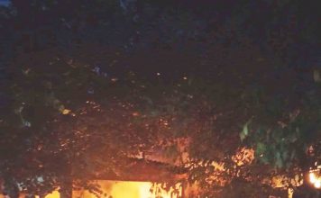 Voraz incendio consume fábrica de lanchas en Tonalá