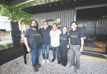 Eduardo Ramírez acompaña a Arturo Aquino en la inauguración de la fábrica de pianos Play Your Dreams