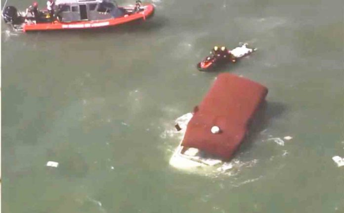 15-3 -Una de las personas rescatadas recibió maniobras de reanimación cardiopulmonar, informaron los bomberos.