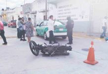 Motociclista se impacta contra taxi en céntrico crucero de Tapachula; no hubo lesionados
