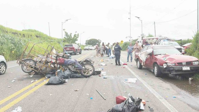 Mujer resulta lesionada tras choque entre mototriciclo y automóvil en el Libramiento Sur Oriente de Tapachula